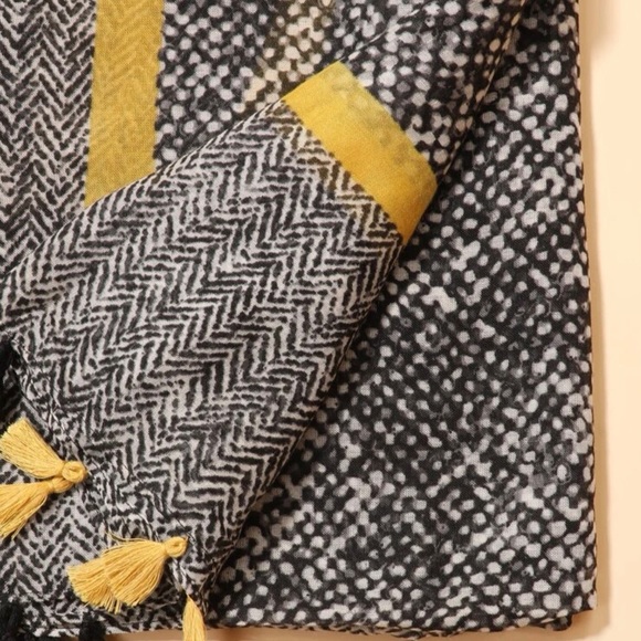 Tassel. Scarf - Picture 3 of 3